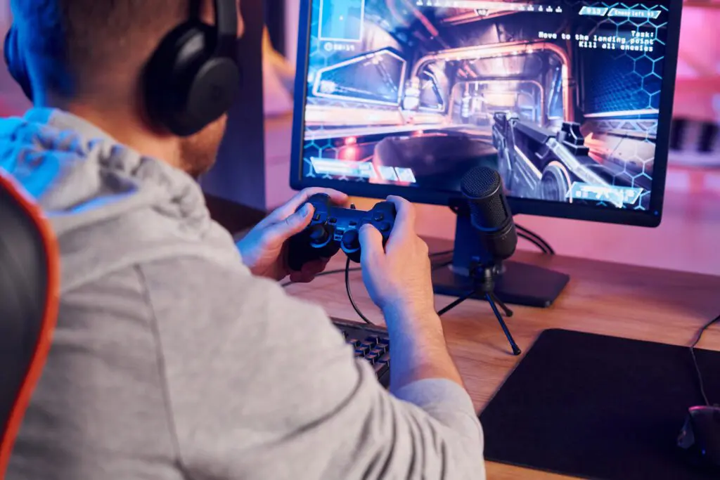 Gamers enjoys Xfinity Internet’s low lag for fast uninterrupted game playing, streaming user content and virtual reality (VR) exploration.