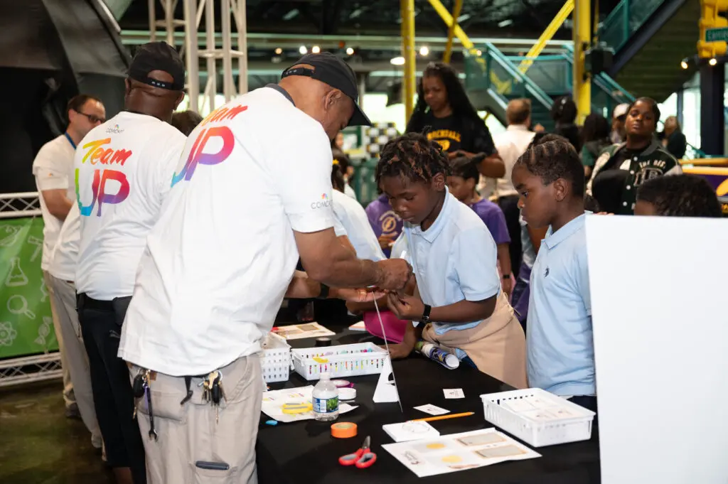 Comcast volunteers hosted a STEAM activity table for more than 1,000 students from the Detroit area during Black tech Saturdays Youth Tech Fest. During the event, students were able to explore hands-on opportunities in STEAM — Science, Technology, Engineering, Art, and Math — with interactive exhibits, workshops, and live demonstrations.
